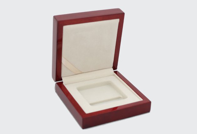 Drewniane pudełko na monetę w kapsule typu QUADRUM